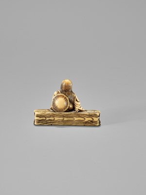 Lot 384 - A FINE SMALL IVORY NETSUKE OF SOTOBA KOMACHI