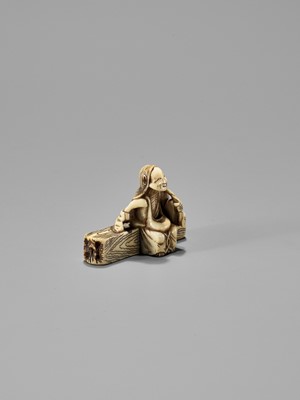 Lot 384 - A FINE SMALL IVORY NETSUKE OF SOTOBA KOMACHI