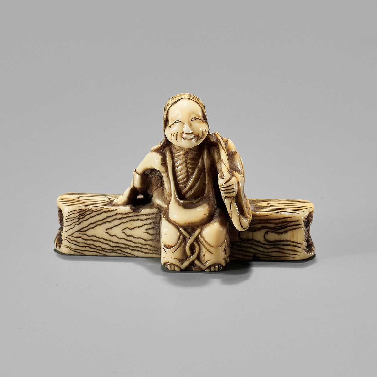 Lot 384 - A FINE SMALL IVORY NETSUKE OF SOTOBA KOMACHI