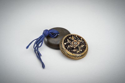 Lot 368 - AN IVORY AND METAL MANJU NETSUKE, 19th CENTURY