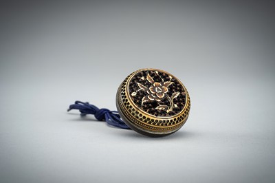 Lot 368 - AN IVORY AND METAL MANJU NETSUKE, 19th CENTURY