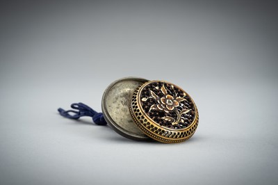 Lot 368 - AN IVORY AND METAL MANJU NETSUKE, 19th CENTURY