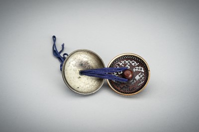 Lot 368 - AN IVORY AND METAL MANJU NETSUKE, 19th CENTURY