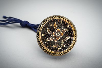 Lot 368 - AN IVORY AND METAL MANJU NETSUKE, 19th CENTURY