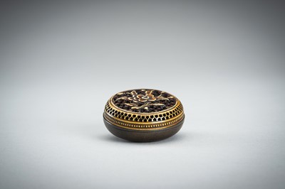 Lot 368 - AN IVORY AND METAL MANJU NETSUKE, 19th CENTURY