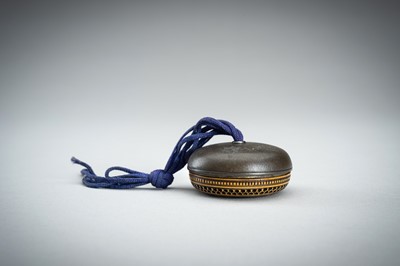 Lot 368 - AN IVORY AND METAL MANJU NETSUKE, 19th CENTURY