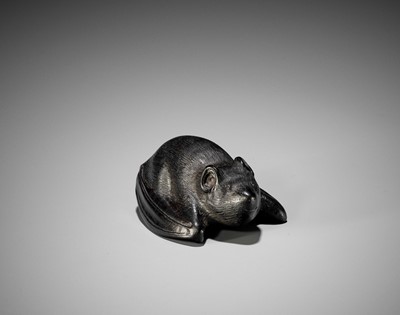 Lot 735 - A RARE EBONY WOOD NETSUKE OF A BAT, EDO PERIOD