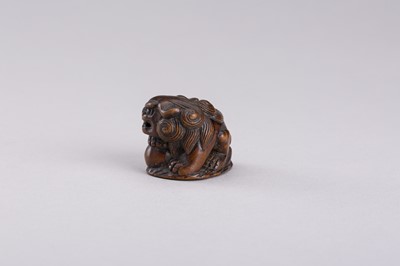 Lot 306 - A WOOD NETSUKE OF A SHISHI LION, EDO PERIOD