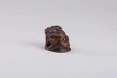 Lot 306 - A WOOD NETSUKE OF A SHISHI LION, EDO PERIOD