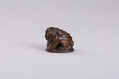 Lot 306 - A WOOD NETSUKE OF A SHISHI LION, EDO PERIOD