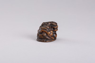 Lot 306 - A WOOD NETSUKE OF A SHISHI LION, EDO PERIOD