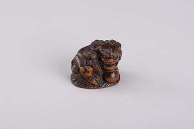 Lot 306 - A WOOD NETSUKE OF A SHISHI LION, EDO PERIOD