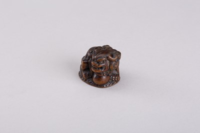 Lot 306 - A WOOD NETSUKE OF A SHISHI LION, EDO PERIOD
