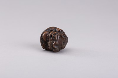Lot 306 - A WOOD NETSUKE OF A SHISHI LION, EDO PERIOD