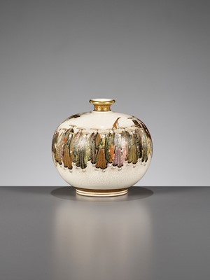 Lot 113 - KINKOZAN: A FINE GLOBULAR SATSUMA CERAMIC VASE