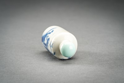 A BLUE AND WHITE PORCELAIN SNUFF BOTTLE, 19TH CENTURY
