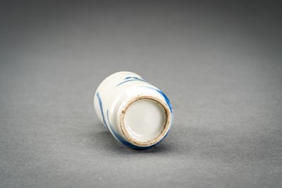 A BLUE AND WHITE PORCELAIN SNUFF BOTTLE, 19TH CENTURY