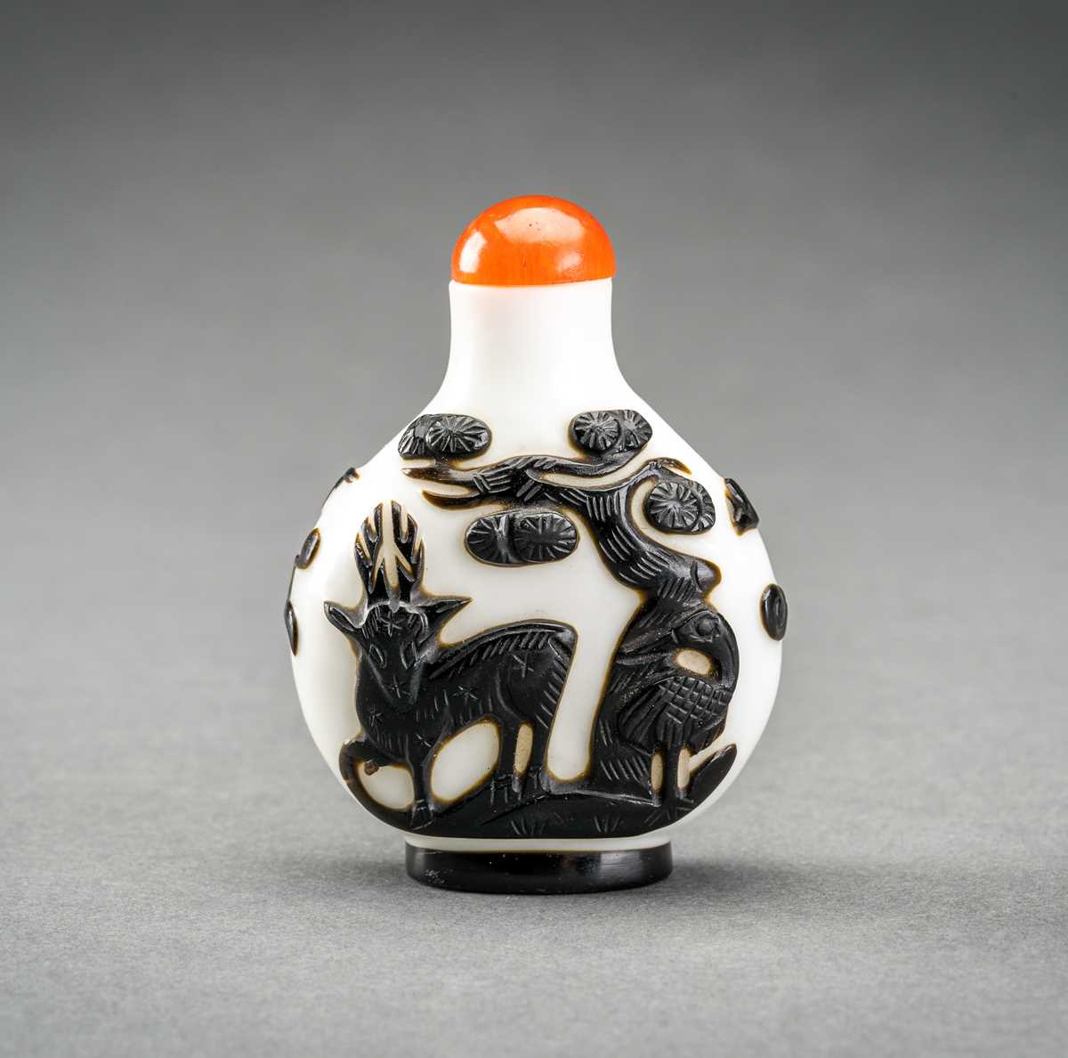 A BLACK OVERLAY ‘DEER AND CRANE’ GLASS SNUFF BOTTLE, QING