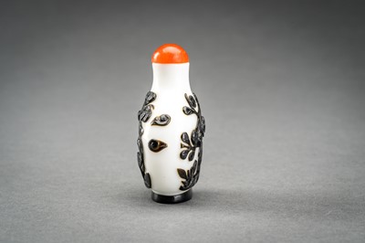 A BLACK OVERLAY ‘DEER AND CRANE’ GLASS SNUFF BOTTLE, QING