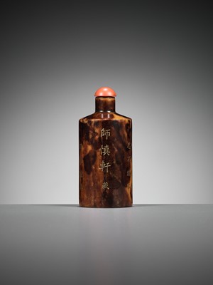 Lot 955 - A CYLINDRICAL TORTOISESHELL SNUFF BOTTLE, FORMERLY IN THE COLLECTION OF WU RANGZHI (1799-1870)