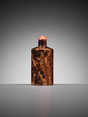 Lot 955 - A CYLINDRICAL TORTOISESHELL SNUFF BOTTLE, FORMERLY IN THE COLLECTION OF WU RANGZHI (1799-1870)