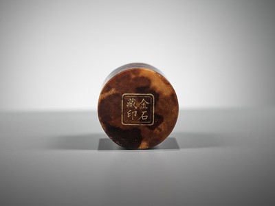 Lot 955 - A CYLINDRICAL TORTOISESHELL SNUFF BOTTLE, FORMERLY IN THE COLLECTION OF WU RANGZHI (1799-1870)