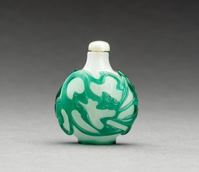 Lot 448 - AN GREEN OVERLAY ‘CHILONG’ GLASS SNUFF BOTTLE, QING DYNASTY