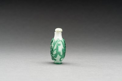 Lot 448 - AN GREEN OVERLAY ‘CHILONG’ GLASS SNUFF BOTTLE, QING DYNASTY