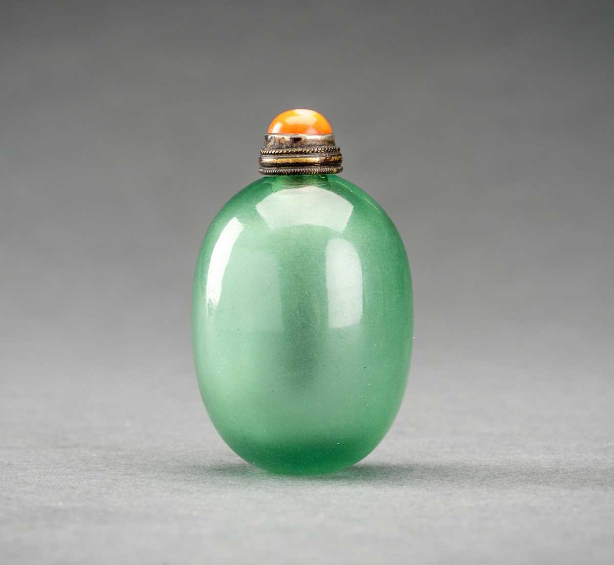Lot 462 - A TRANSPARENT GREEN GLASS SNUFF BOTTLE, QING DYNASTY