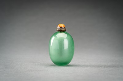 Lot 462 - A TRANSPARENT GREEN GLASS SNUFF BOTTLE, QING DYNASTY