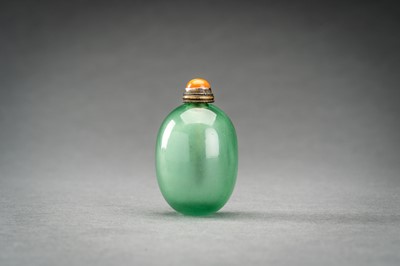 Lot 462 - A TRANSPARENT GREEN GLASS SNUFF BOTTLE, QING DYNASTY