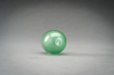 Lot 462 - A TRANSPARENT GREEN GLASS SNUFF BOTTLE, QING DYNASTY