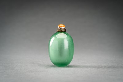 Lot 462 - A TRANSPARENT GREEN GLASS SNUFF BOTTLE, QING DYNASTY