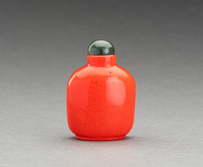 A TRANSLUCENT RED SANDWHICH GLASS SNUFF BOTTLE