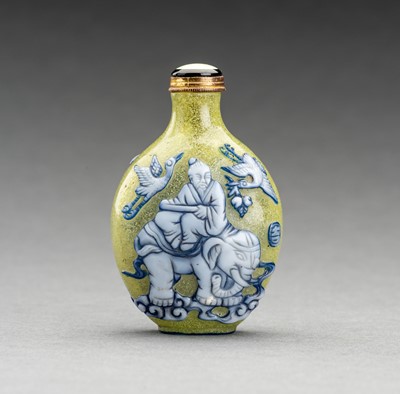 A BLUE AND WHITE OVERLAY OLIVE-GREEN GLASS SNUFF BOTTLE