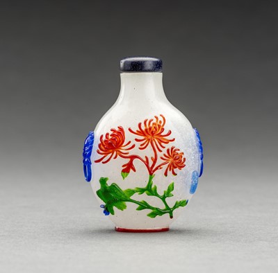 A THREE-COLOR OVERLAY ‘SNOWFLAKE’ GLASS SNUFF BOTTLE