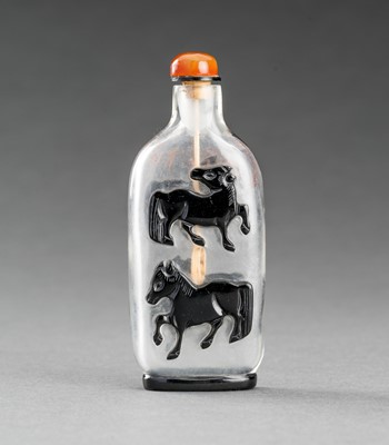 A BLACK OVERLAY ‘HORSES’ GLASS SNUFF BOTTLE, LATE QING DYNASTY
