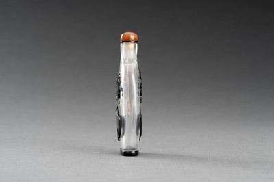 A BLACK OVERLAY ‘HORSES’ GLASS SNUFF BOTTLE, LATE QING DYNASTY