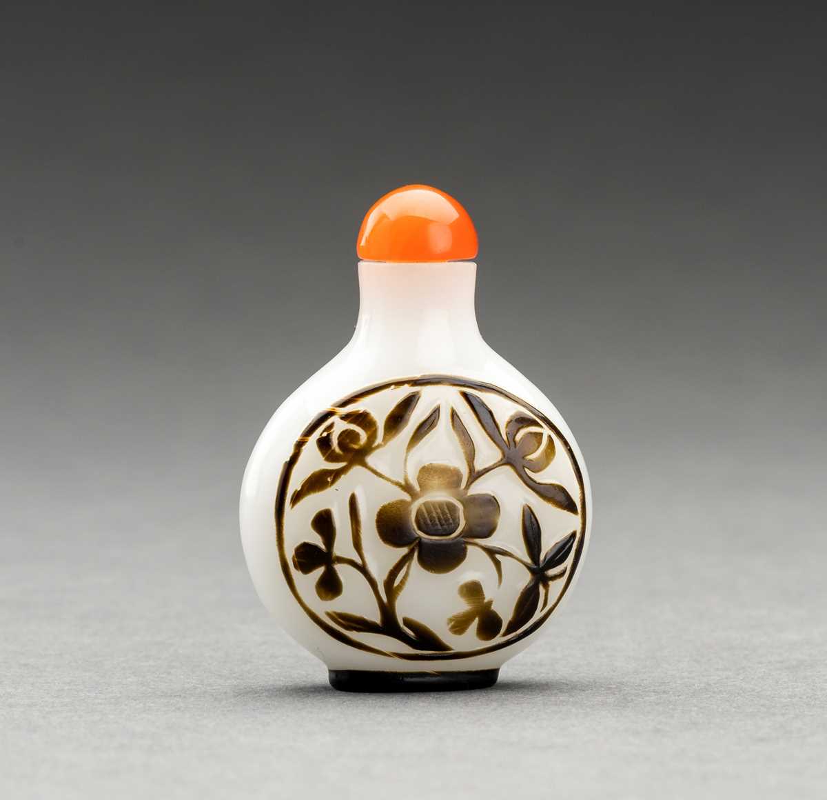 AN OLIVE-BROWN OVERLAY ‘FLOWER’ GLASS SNUFF BOTTLE, LATE QING DYNASTY