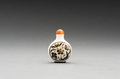 AN OLIVE-BROWN OVERLAY ‘FLOWER’ GLASS SNUFF BOTTLE, LATE QING DYNASTY