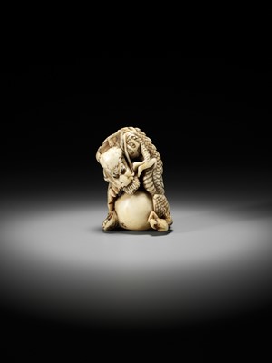 Lot 221 - A POWERFUL STAG ANTLER NETSUKE OF A DRAGON WITH TAMA, ATTRIBUTED TO MOTOTADA