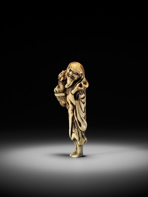 Lot 220 - A POWERFUL TALL STAG ANTLER NETSUKE OF CHINNAN SENNIN, ATTRIBUTED TO TOMOHISA