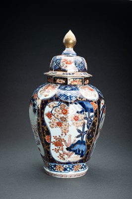 Lot 91 - A PAIR OF LARGE IMARI PORCELAIN VASES AND COVERS, EDO PERIOD