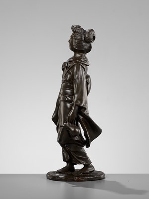 Lot 2 - GENRYUSAI SEIYA: A FINE AND LARGE BRONZE OF A BEAUTY