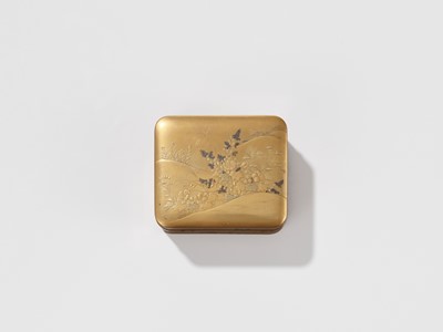 Lot 12 - A LACQUER KOBAKO (SMALL BOX) AND COVER WITH AUTUMN FLOWERS