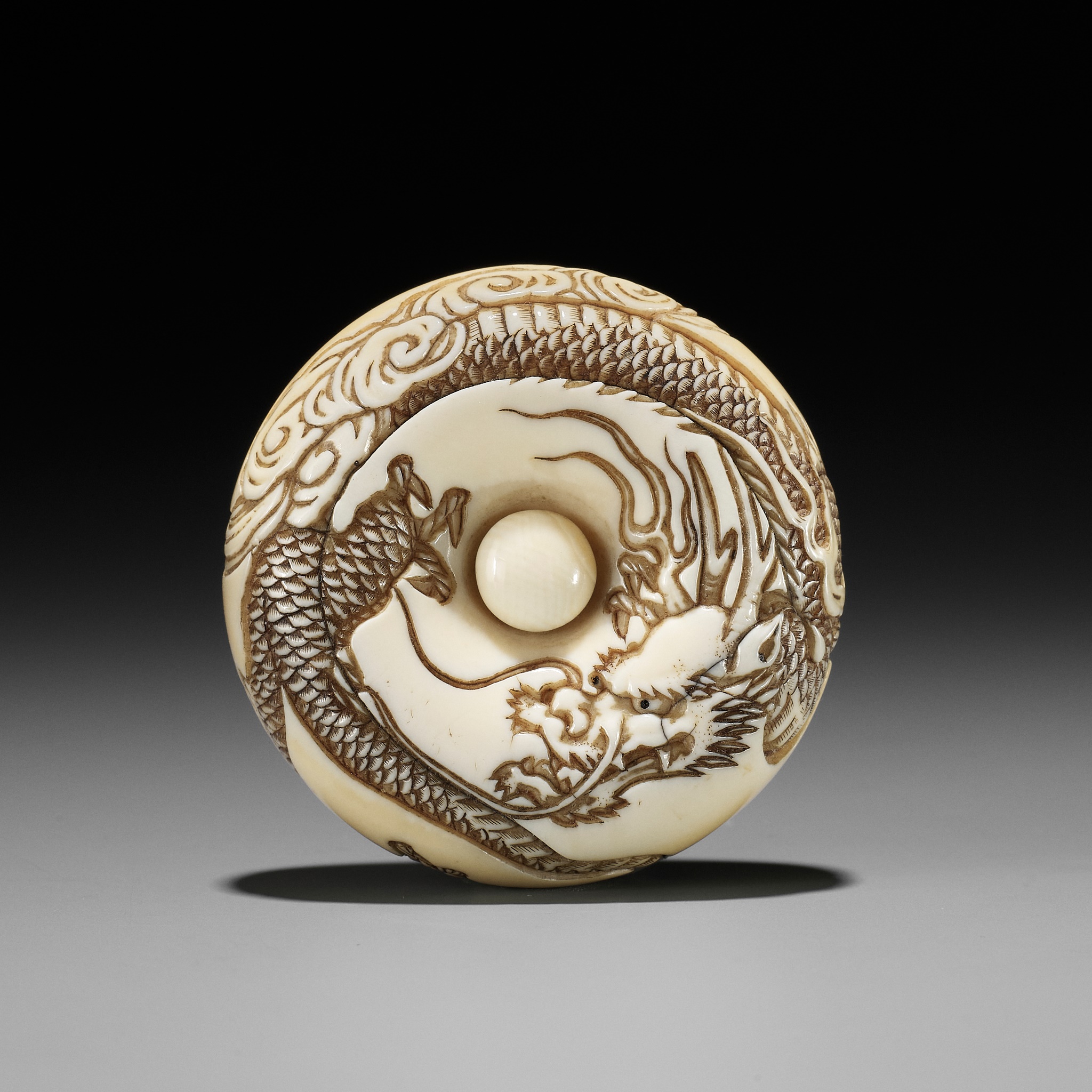 Lot 295 - A LARGE IVORY MANJU NETSUKE OF A DRAGON