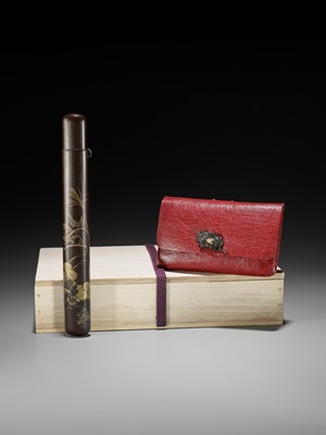 Lot 369 - A LACQUER KISERUZUTSU AND A RED LEATHER POUCH DEPICTING AUTUMN GRASSES AND FLOWERS