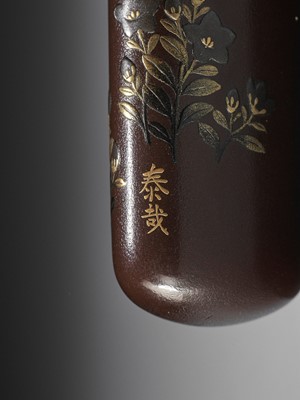 Lot 369 - A LACQUER KISERUZUTSU AND A RED LEATHER POUCH DEPICTING AUTUMN GRASSES AND FLOWERS