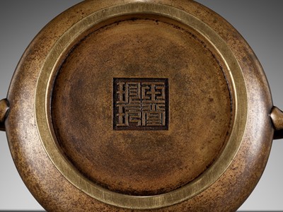 Lot 634 - A BRONZE CENSER, YUTANG ZHENWAN MARK, EARLY QING DYNASTY