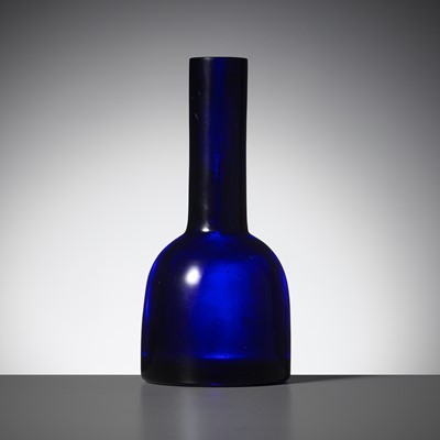 Lot 24 - AN IMPERIAL INDIGO-BLUE GLASS MALLET VASE, GUANGXU MARK AND OF THE PERIOD